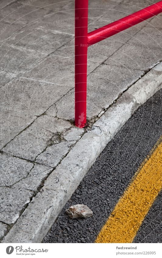 Randerscheinung Verkehrswege Straße Wege & Pfade Stein Linie ästhetisch dunkel modern gelb grau rot Design Perspektive stagnierend Verfall Straßenbelag