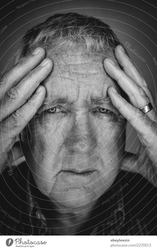 Close up Gesichtsporträt Älterer deprimierter Mann Mensch Erwachsene Großvater Hand alt Denken Traurigkeit natürlich grau schwarz weiß Einsamkeit Angst Mitte