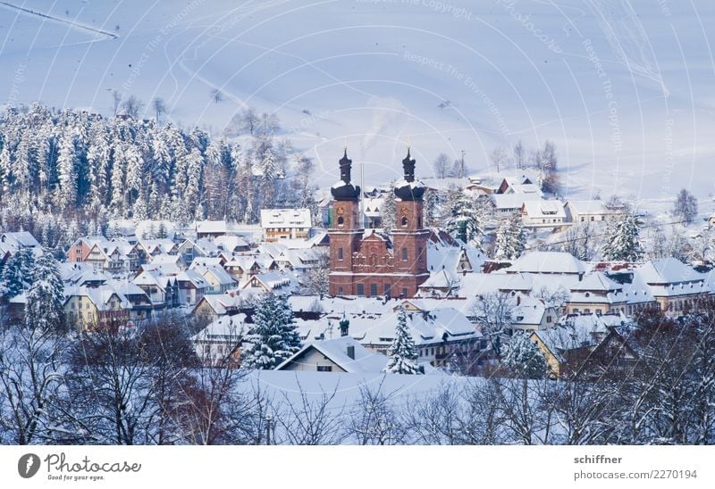 Winterkitsch gefällig? Landschaft Eis Frost Schnee Baum Dorf Haus kalt Kitsch Klischee Schneefall Schneelandschaft Kirche fantastisch Schwarzwald Kirchturm