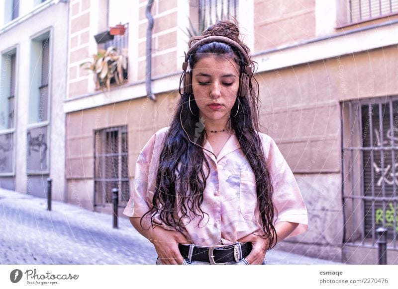Teenager, der auf der Straße Musik hört. Lifestyle Junge Frau Jugendliche Kunst Musik hören Mode Feste & Feiern trendy einzigartig Neugier niedlich Originalität