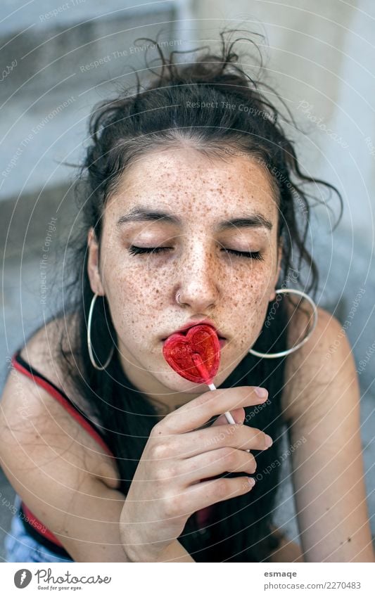 Porträt einer jungen Frau, die Lutscher isst. Lollipop Lifestyle Freude schön Gesicht Gesundheit Wellness Sommer Sonne Valentinstag Mensch Mädchen Junge Frau