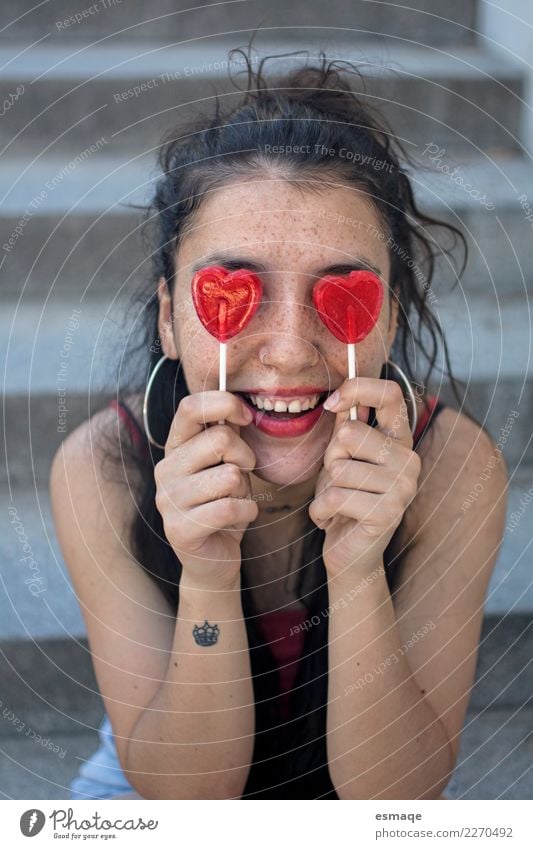 Porträt einer jungen Frau mit Lutscher Süßwaren Lollipop Sommer Ernährung Lifestyle Freude Wellness Leben Mädchen Junge Frau Jugendliche Kindheit 13-18 Jahre