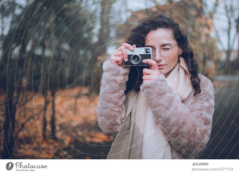 Junge Frau macht Fotos mit Retro-Kamera Lifestyle kaufen elegant Stil schön Freizeit & Hobby Sightseeing Städtereise Winter Winterurlaub Mensch maskulin