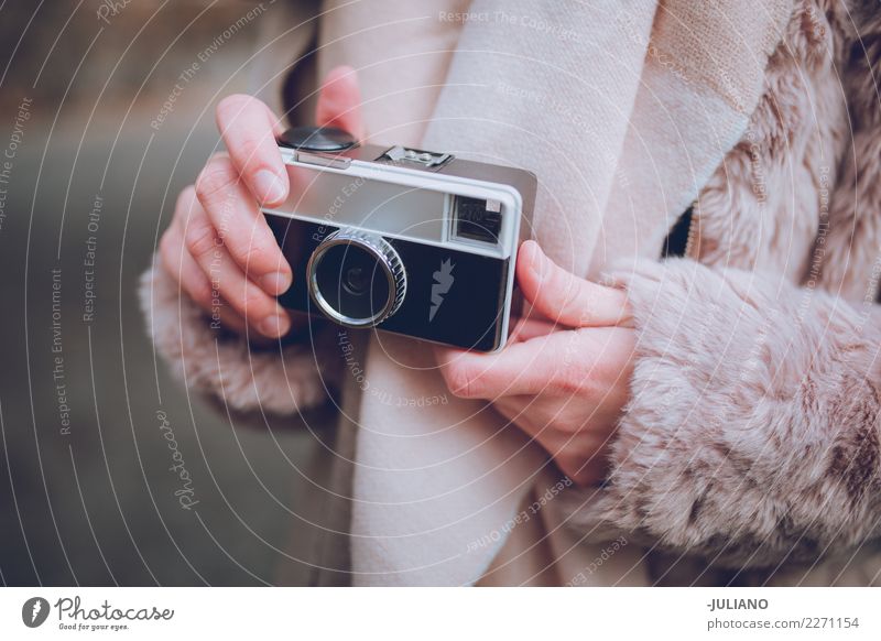 Schließen Sie oben von den Händen, die analoge Kamera halten Winter Mensch Völker kalt Stadtleben Fotokamera Fotograf modern retro Lifestyle Blog