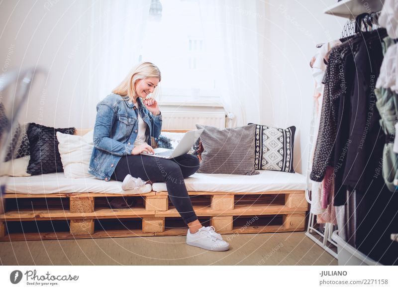 Junge Frau, die auf diy Couch mit Notizbuch sitzt Lifestyle kaufen Häusliches Leben Wohnung Innenarchitektur Raum Wohnzimmer Mensch feminin Jugendliche