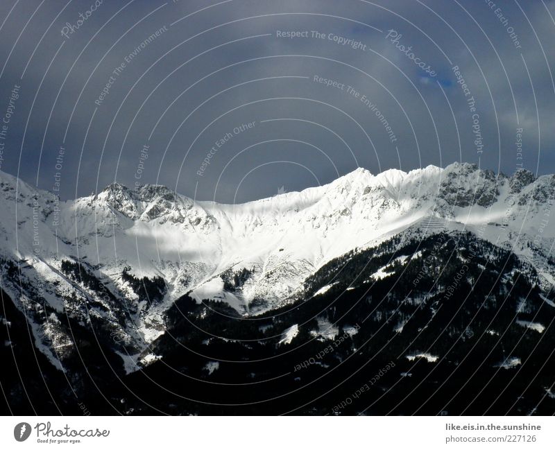 schwarz-weiß-denkerei Umwelt Landschaft Urelemente Himmel Winter Klima Schönes Wetter Eis Frost Schnee Alpen Berge u. Gebirge Gipfel Schneebedeckte Gipfel