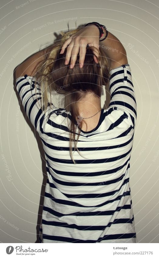 her backside feminin Junge Frau Jugendliche 1 Mensch 18-30 Jahre Erwachsene gestreift grau schwarz weiß Farbfoto Innenaufnahme Rückansicht Haare & Frisuren Hand