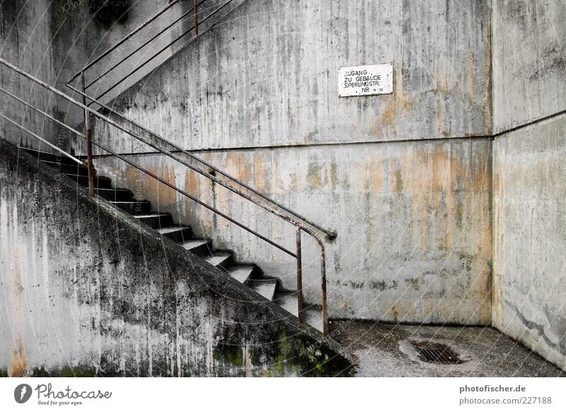 Boredom Kunst Mauer Wand Treppe Beton Rost Traurigkeit Gedeckte Farben Außenaufnahme abstrakt Kontrast Treppengeländer Schilder & Markierungen trist verwittert