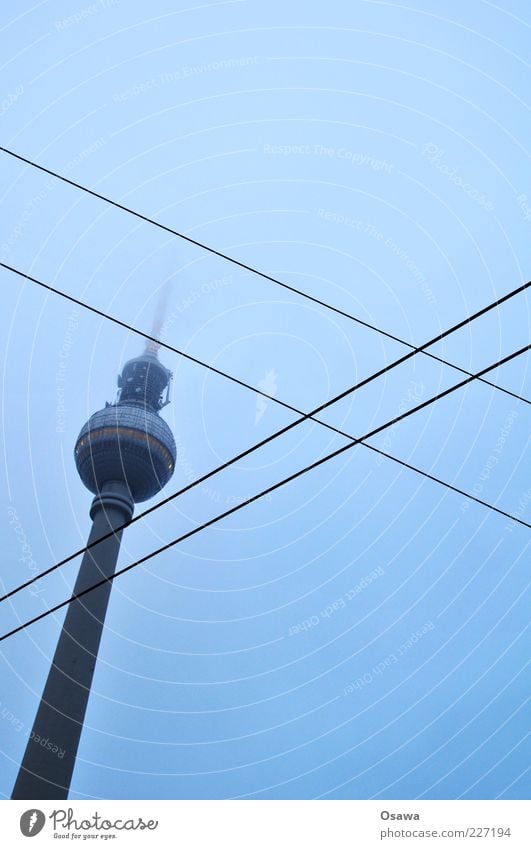 / X Kabel Himmel Wolken Nebel Hauptstadt Turm Gebäude Architektur Wegkreuzung Kreuz blau Berliner Fernsehturm Alexanderplatz Mitte Oberleitung Dunst bedeckt