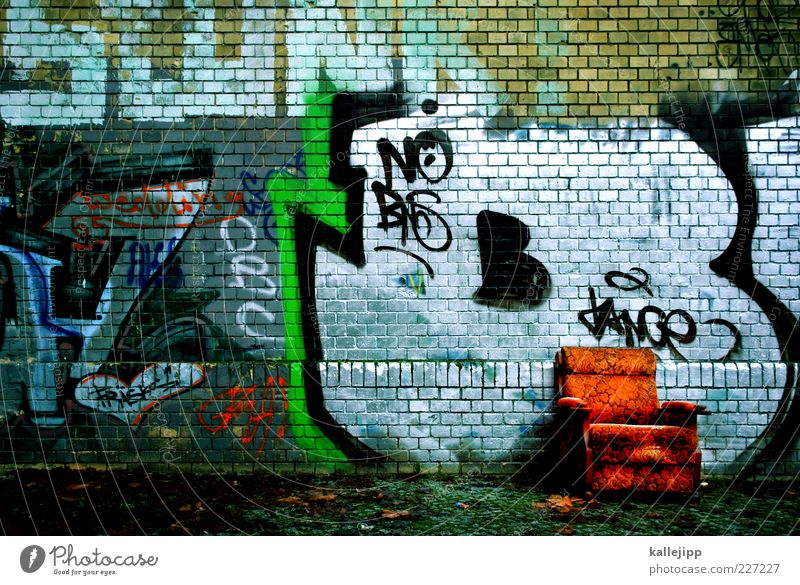 rapstar Haus Möbel Sessel Mauer Wand Zeichen Graffiti grün rot silber Sperrmüll Polster Subkultur Kontrast Ghetto Thron Farbfoto mehrfarbig Außenaufnahme Licht