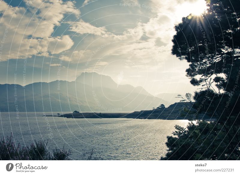 Loch Garry Wolken Sonne Baum Berge u. Gebirge Seeufer leuchten Natur Ferien & Urlaub & Reisen Schottland blau-grau Außenaufnahme Menschenleer Textfreiraum oben