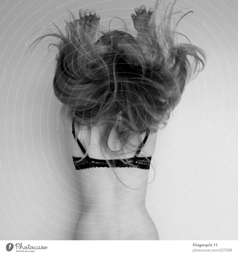 Von hinten 2 Körper Haare & Frisuren feminin Junge Frau Jugendliche Haut Rücken 1 Mensch 18-30 Jahre Erwachsene blond langhaarig Bewegung ästhetisch Erotik