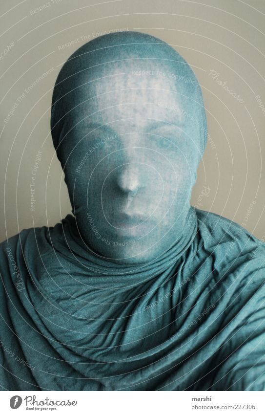 Skulptur II Stil Mensch feminin Frau Erwachsene Kopf 1 blau Tuch Stoff verpackt Hülle umhüllen anonym Schleier abstrakt Farbfoto Innenaufnahme verhüllen