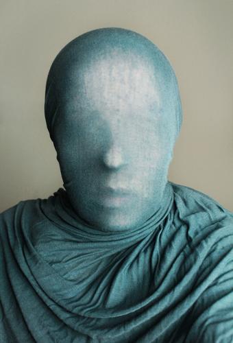 anonyme Hülle Stil Mensch Kopf 1 Gefühle Tuch umhüllen verpackt abstrakt Schleier unklar Gesicht gesichtslos Farbfoto Innenaufnahme Studioaufnahme