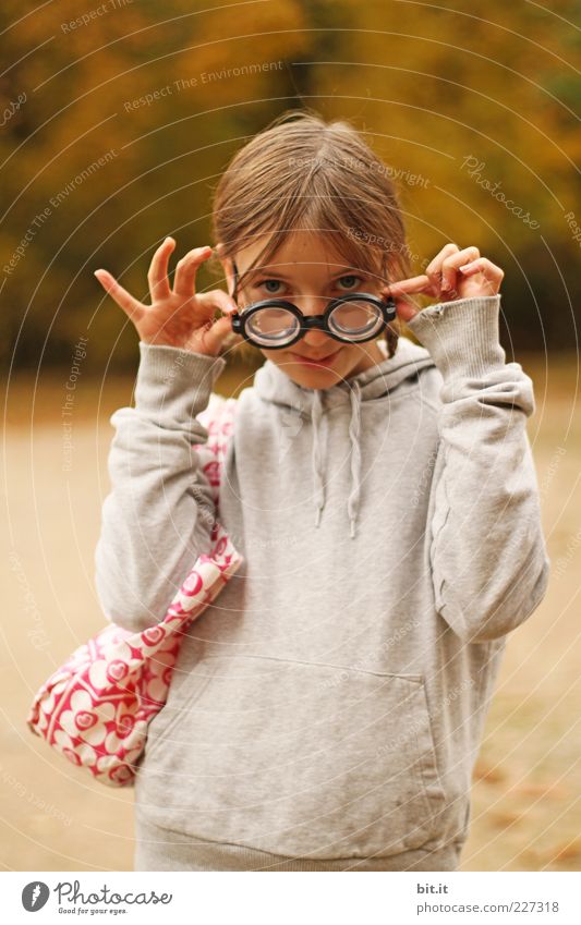Teetassen-Fingerspreizung Karneval Mädchen 8-13 Jahre Kind Kindheit Tasche Brille Blick frech einzigartig Freude klug Neugier Leben lernen Karnevalskostüm
