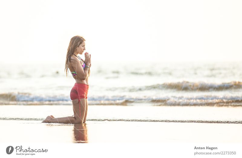 Danke und Lob feminin 1 Mensch 18-30 Jahre Jugendliche Erwachsene Wellen Küste Strand Meer Indischer Ozean sportlich Yoga Namaste Goa Körperhaltung Umarmen
