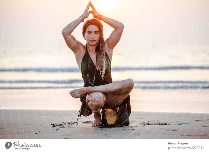 Übendes Yoga des Mädchens auf dem Strand Lifestyle Ferien & Urlaub & Reisen feminin Junge Frau Jugendliche Körper 1 Mensch 18-30 Jahre Erwachsene selbstbewußt