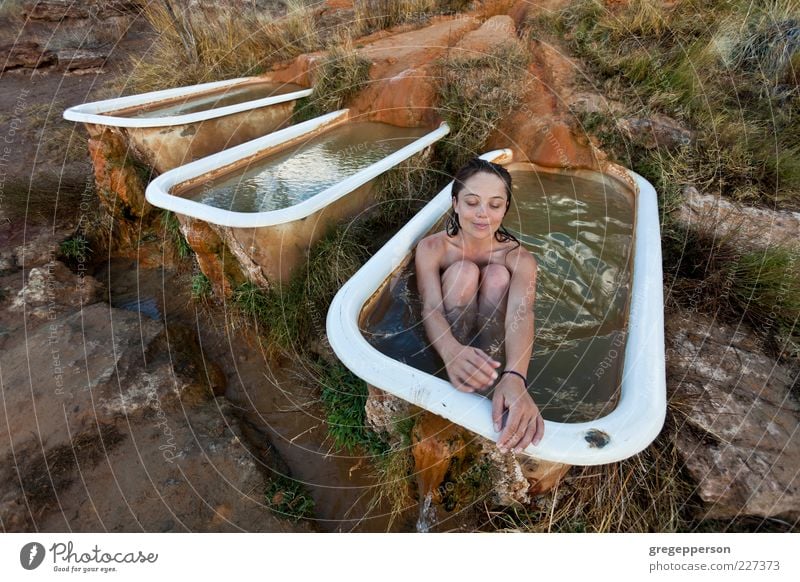 Junge Frau entspannt sich in einer natürlichen heißen Quelle.... schön Wohlgefühl Erholung Spa Schwimmen & Baden Badewanne Jugendliche 1 Mensch 18-30 Jahre