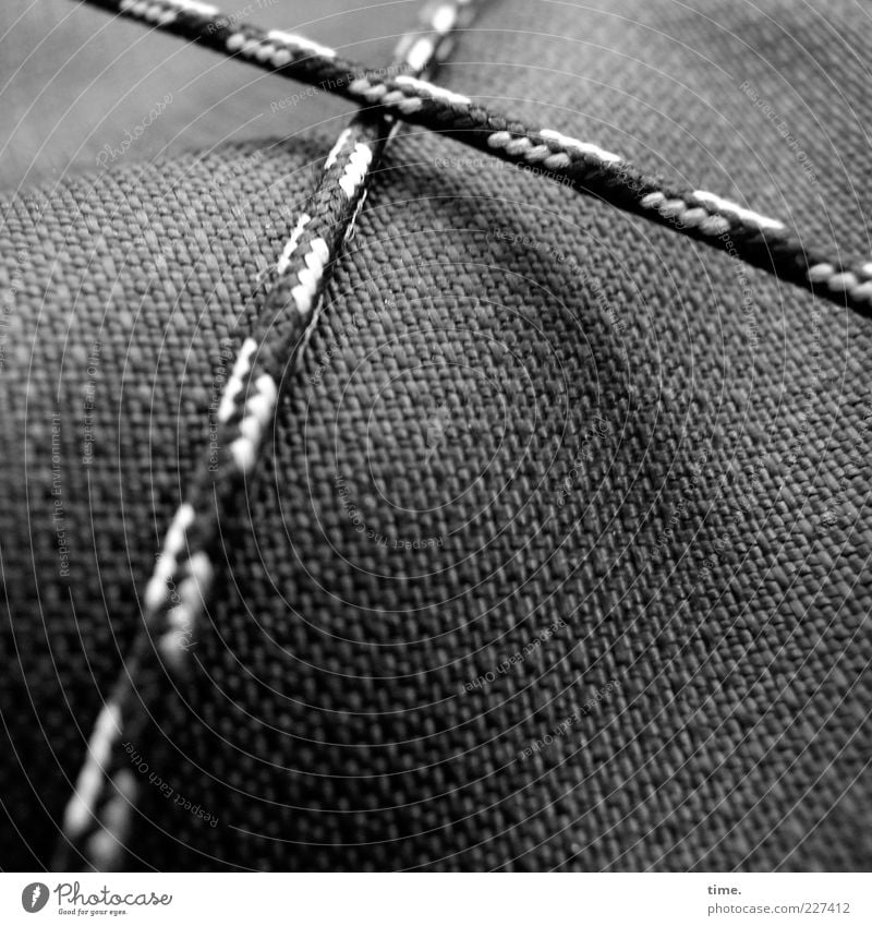 Rubber Stuff Kunststoff Schnur fest grau schwarz weiß Sicherheit Zusammenhalt Gummiband Textilien gewebt Spannung Beule Wellenlinie funktional Kraft Kurve