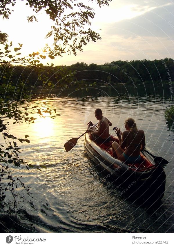 Der Sonne hinter her Abendsonne Wasserfahrzeug Romantik See Paddeln Rudern Baggersee Schlauchboot Schifffahrt Mensch