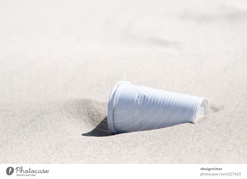 dehydriert Becher Plastikbecher Umwelt Sand Sommer Klima Klimawandel Wärme Dürre Strand heiß trocken vertrocknet Müll Umweltverschmutzung leer Farbfoto