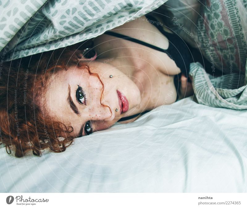 Junge rothaarige Frau aufwachen Lifestyle Stil schön Haare & Frisuren Haut Gesicht Sommersprossen Wellness Wohlgefühl Erholung ruhig Bett Mensch feminin