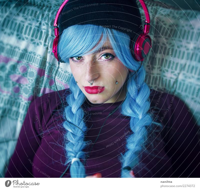 Junge Frau mit blauen Haaren hört Musik Lifestyle Stil schön Haare & Frisuren Haut Gesicht Sommersprossen Freizeit & Hobby Mensch feminin Jugendliche 1