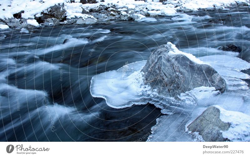 Iced water Natur Wasser Winter Schnee Wellen Flussufer Stein blau grau weiß Zufriedenheit Einsamkeit einzigartig Freiheit Freude Bewegungsunschärfe fließen