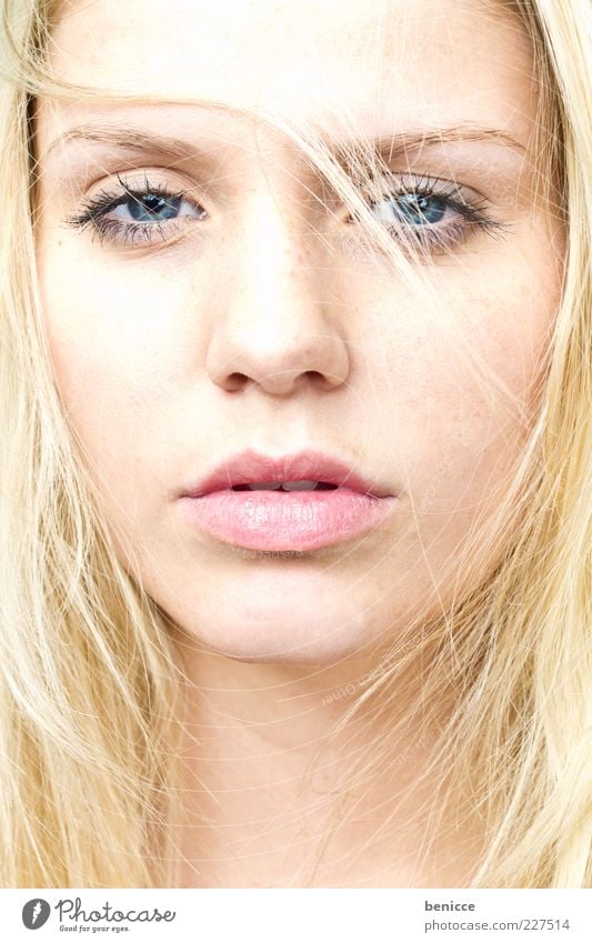 blond Frau Mensch attraktiv feminin ernst Traurigkeit Porträt Blick in die Kamera Nahaufnahme selbstbewußt Haare & Frisuren Haarsträhne lasziv schön Lippen