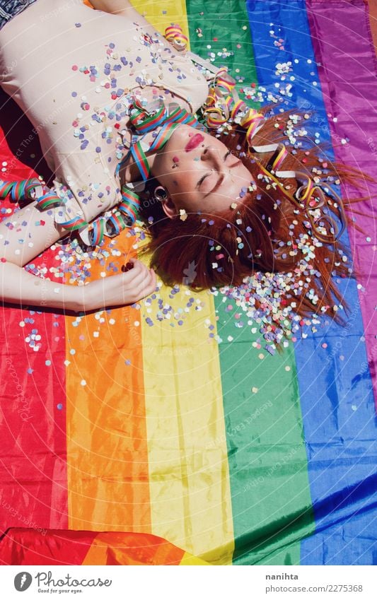 Junge Frau, die über einer Regenbogenflagge schläft Lifestyle Stil Design schön Sinnesorgane Erholung Party Veranstaltung ausgehen Feste & Feiern Mensch feminin