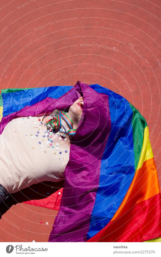 Junge Frau bedeckt mit einer Regenbogenflagge Lifestyle Design Freude Party Veranstaltung Feste & Feiern Mensch feminin Homosexualität Junger Mann Jugendliche