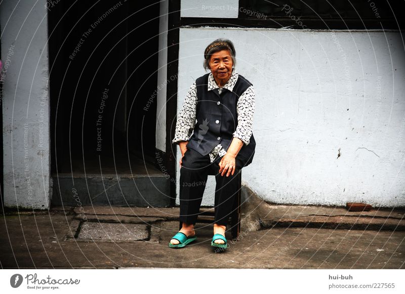 These good old days.. Ruhestand Langeweile Großmutter China Chinatown amüsiert Zeit ruhig sprechen warten Senior Einsamkeit Kontakt sitzen Armut Lebenssituation