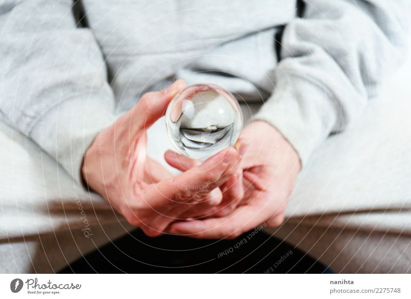 Mann, der eine Kristallkugel anhält Design Mensch maskulin Junger Mann Jugendliche Erwachsene Hand Pullover Glas Kristalle Ball Kugel festhalten einfach