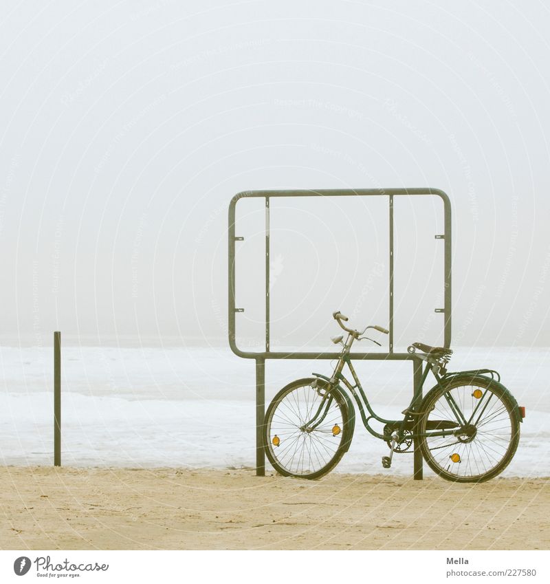 Pause Ferien & Urlaub & Reisen Ausflug Fahrradtour Umwelt Winter Klima Nebel Eis Frost Küste Strand Nordsee trist grau Einsamkeit ruhig Ferne