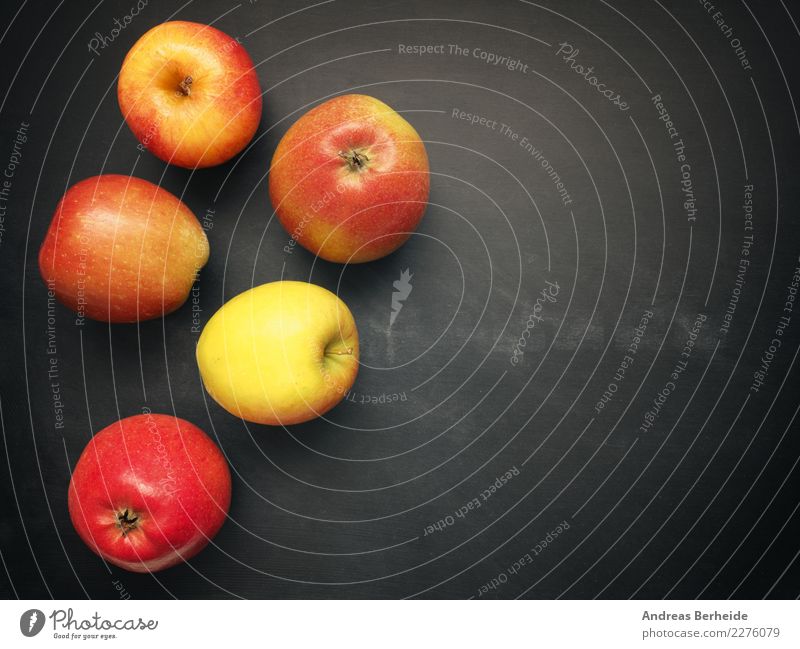 Fünf Äpfel, natürlich Bioobst Frucht Apfel Ernährung Bioprodukte Vegetarische Ernährung Diät Natur lecker süß five red fruit food apple Hintergrundbild ripe