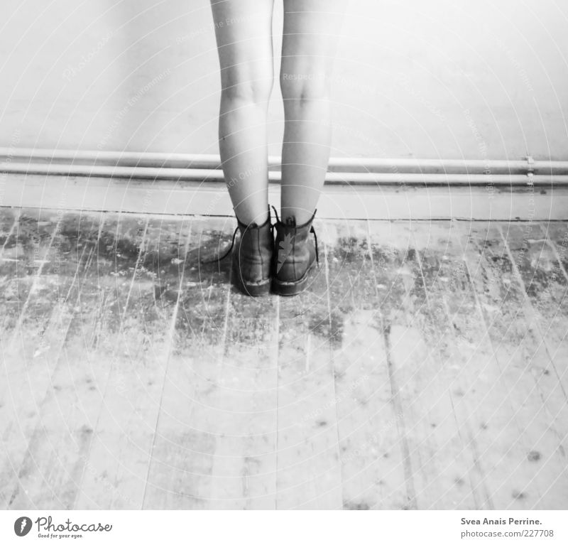 ! ! Lifestyle feminin Junge Frau Jugendliche Beine Fuß 1 Mensch 18-30 Jahre Erwachsene Mauer Wand Schuhe Stiefel stehen kalt dünn schuldig Scham Reue gefährlich