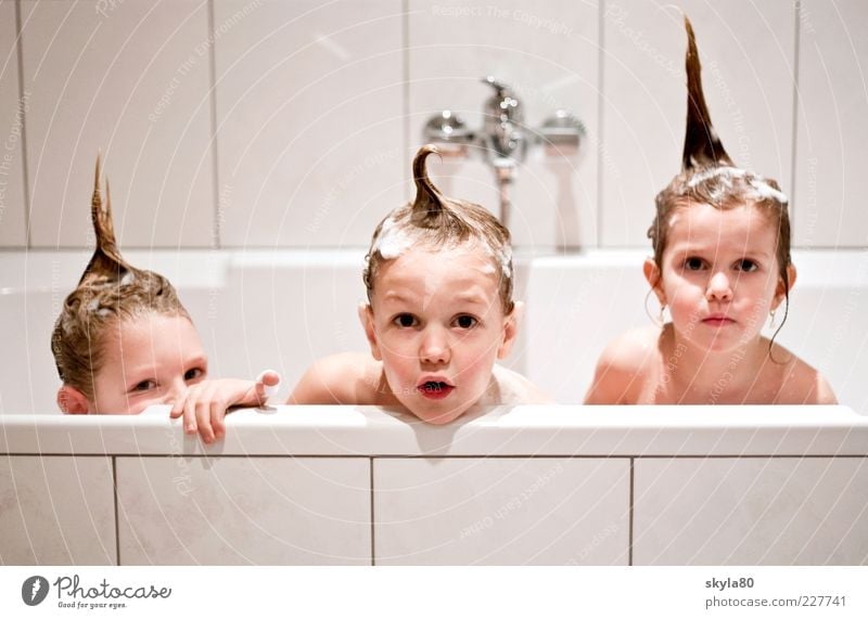 Badespass Badewanne Kindergruppe Kleinkind 1-3 Jahre lustig Freude niedlich allerliebst Irokesen-Schnitt nass Gruppenfoto Blick in die Kamera Waschen