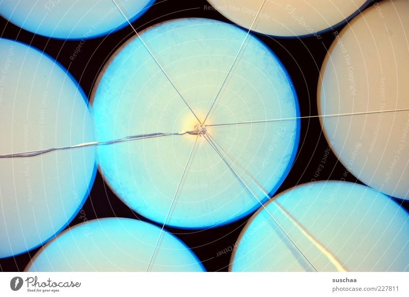 aufgeblasen .. Kunststoff Leichtigkeit Luftballon rund Schnur Farbfoto Froschperspektive weiß hell-blau leuchten Lichterscheinung Menschenleer Knoten