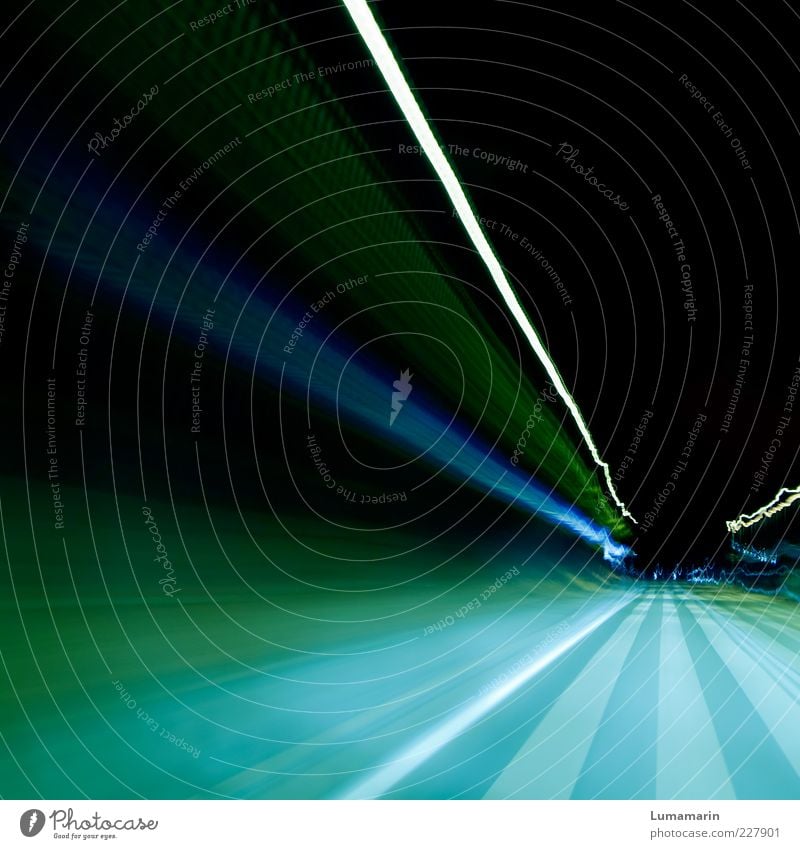 zoom Verkehr Autofahren Straße leuchten dunkel Ferne kalt Geschwindigkeit blau grün weiß Stimmung ästhetisch Bewegung Konzentration modern Surrealismus