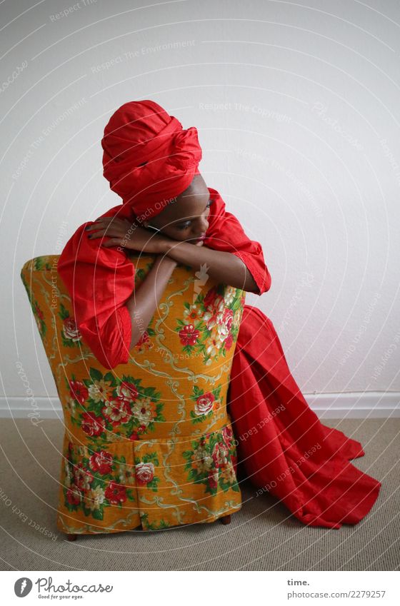 Tash Sessel Raum feminin Frau Erwachsene 1 Mensch Kleid Kopftuch Erholung festhalten sitzen träumen außergewöhnlich elegant schön rot Leidenschaft Geborgenheit