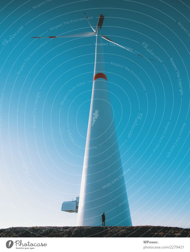 gigantisch Technik & Technologie Fortschritt Zukunft High-Tech Energiewirtschaft Erneuerbare Energie Windkraftanlage Mensch 1 hoch klein Zwerg Weitwinkel