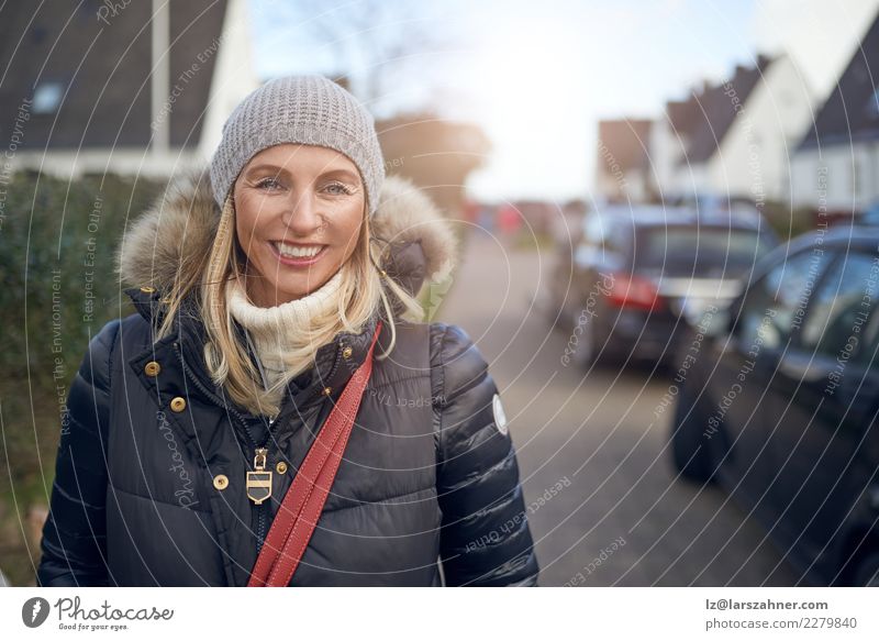 Lächelnde glückliche Frau draußen an einem kalten Wintertag Glück schön Gesicht Freizeit & Hobby Erwachsene 1 Mensch Herbst Wetter Straße Mode Pullover Mantel
