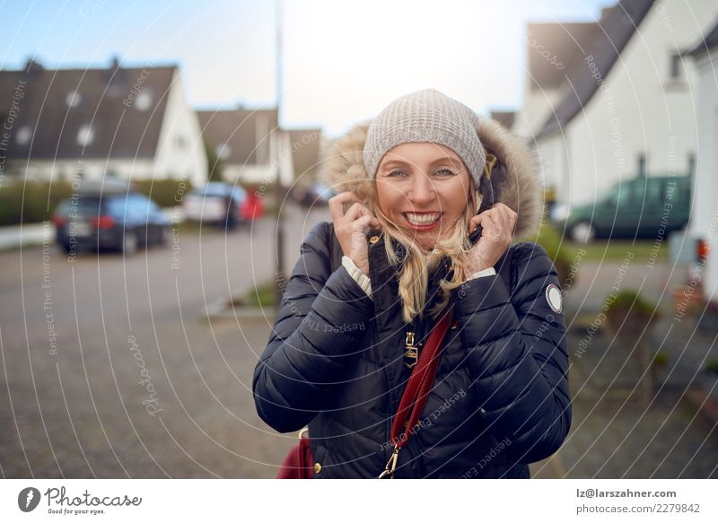 Lächelnde glückliche Frau draußen an einem kalten Wintertag Glück schön Gesicht Freizeit & Hobby Erwachsene Herbst Wetter Straße Mode Pullover Mantel Schal Hut