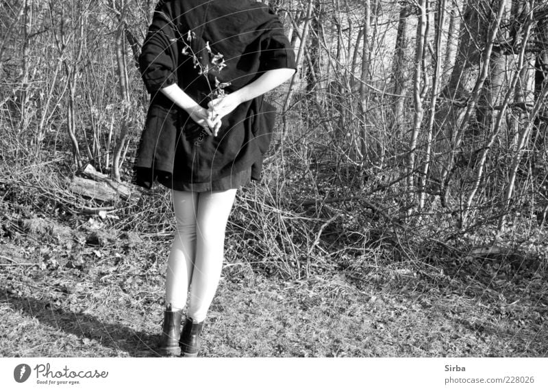 Bald Wald Junge Frau Jugendliche Haut Rücken Beine Fuß Natur Winter Baum Gras Jacke Mantel Schuhe entdecken grau schwarz weiß Verlässlichkeit Zufriedenheit
