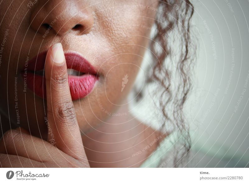 Arabella Lippenstift feminin Frau Erwachsene Haare & Frisuren Nase Mund Finger 1 Mensch T-Shirt festhalten schön selbstbewußt Leidenschaft Vertrauen