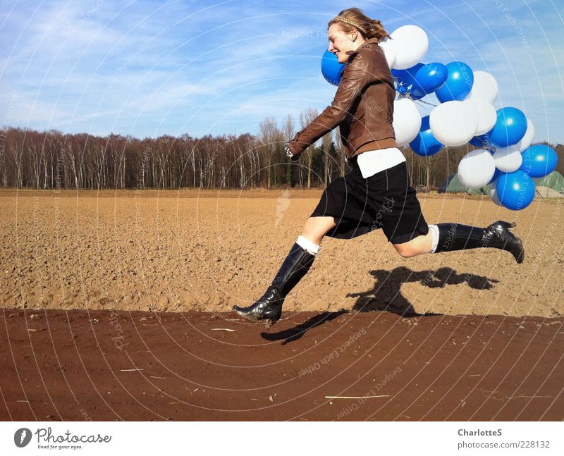 Spaziergang Lifestyle Freude feminin Junge Frau Jugendliche Sand Feld Wald Wege & Pfade Rock Jacke Leder Lederjacke Stiefel Spitze Luftballon Zeichen Bewegung