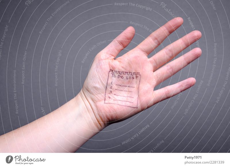 Detailaufnahme einer Hand. Auf die Handfläche ist ein liniertes Notizblatt mit der Aufschrift "TO DO LIST" gezeichnet. Mensch 1 Zettel Graffiti Kritzelei