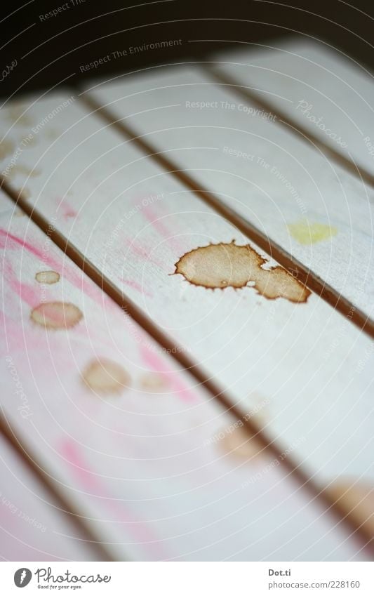 Kaffeefleck auf Saunasteg am See Möbel Holz trashig braun weiß klecksen Fleck verschmiert Farbstoff dreckig Farbfoto Innenaufnahme Nahaufnahme Detailaufnahme