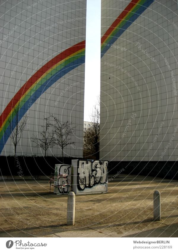 Regenbogenblock Menschenleer Hochhaus Graffiti Plattenbau gemalt Farbfoto Tag Sonnenlicht eng trist einfach Fassadenverkleidung Wand bemalt