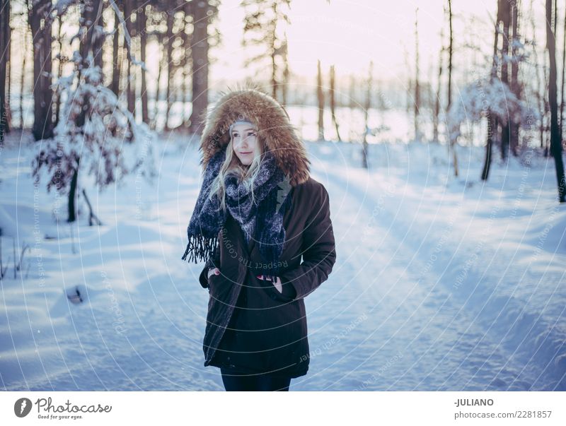 Junge Frau macht einen Spaziergang durch forrest am kalten Winter Lifestyle Freude Ausflug Abenteuer Freiheit Schnee Winterurlaub Mensch feminin Jugendliche 1